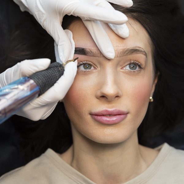 young-woman-getting-beauty-treatment-her-eyebrows (1)